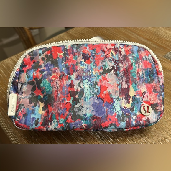 Lululemon Crossbody anywhere beltbag NWT - Picture 2 of 6